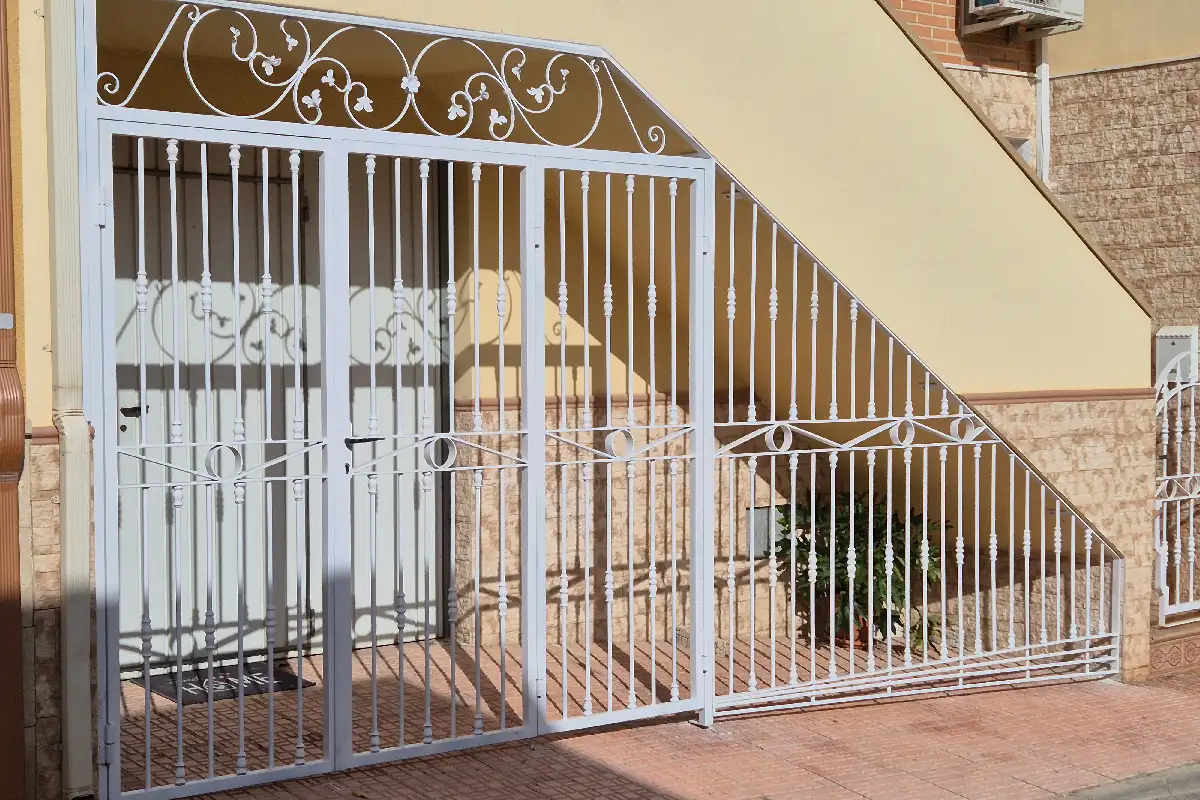 Trabajo de cerrajería en hierro y acero inoxidable 10