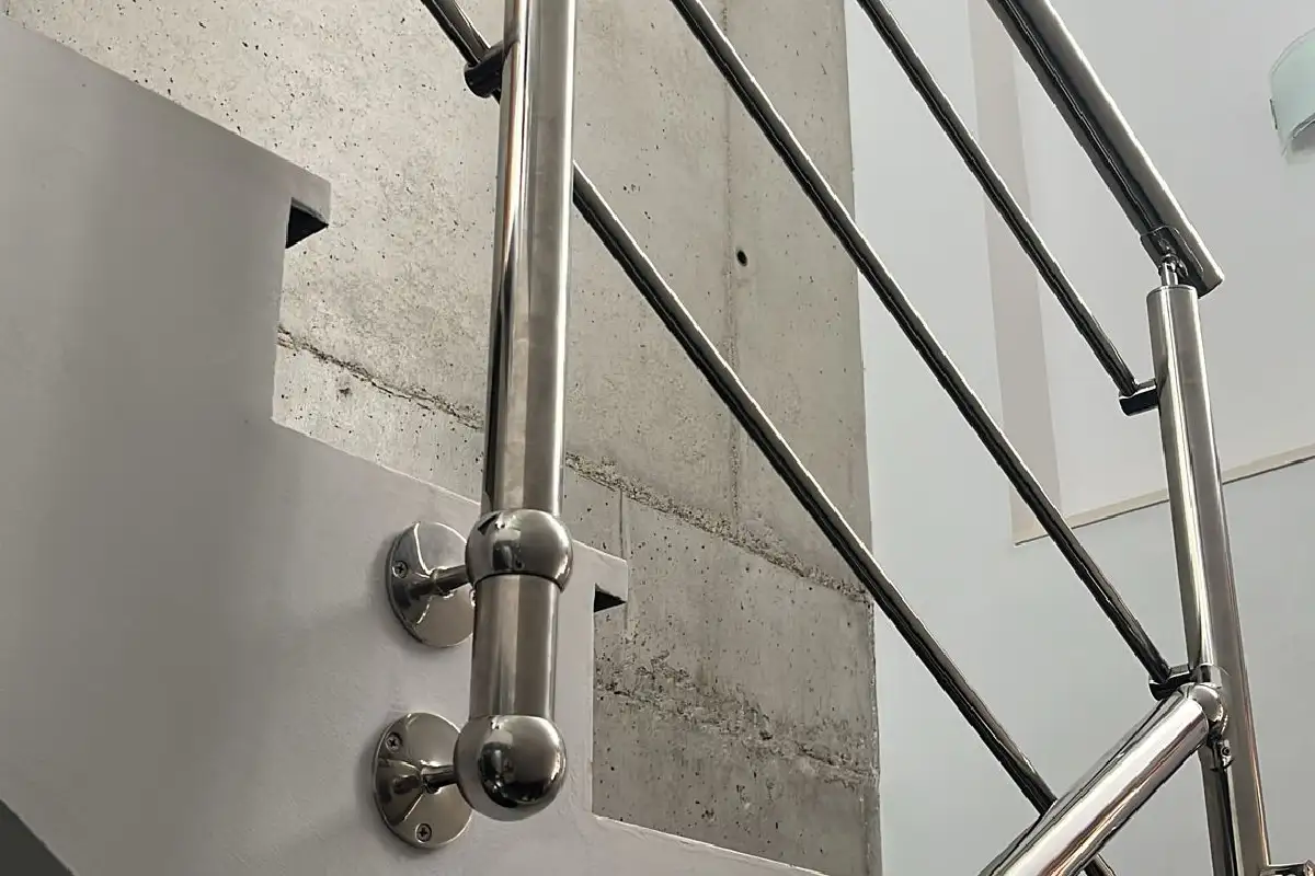 Trabajo de cerrajería en hierro y acero inoxidable 17